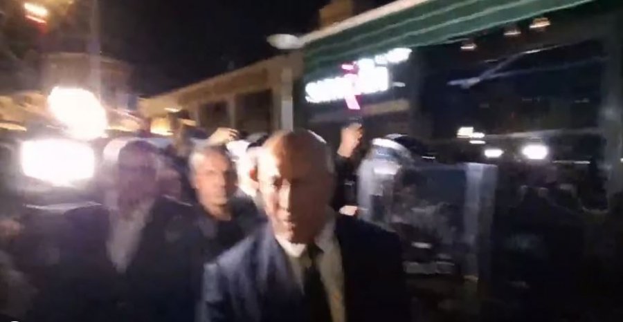 Haradinaj hyn në mesin e protestuesve  Shpresuam që po votojmë sonte  po na dhimbeni ju  vendi dhe ata atje