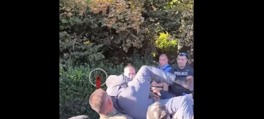 Protestuesit e  hedhin  brenda Kuvendit deputetin e LVV së  video 