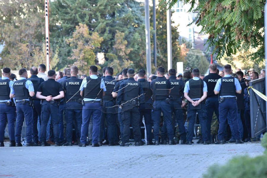 Blindohet me policë hyrja e Qeverisë  protestuesit mobilizohen për të mos lejuar largimin e deputetëve nga Kuvendi