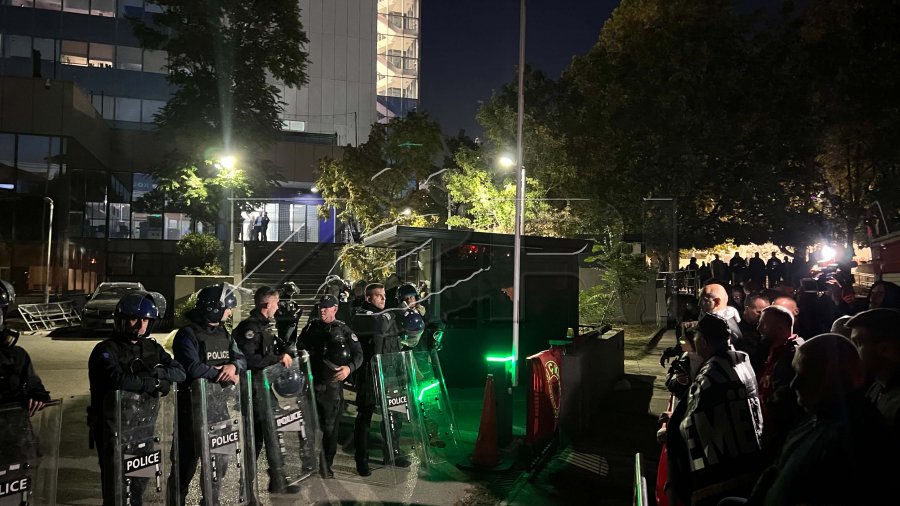Njësia Speciale mobilizohet te hyrjet e Kuvendit  protestuesit bllokojnë daljet