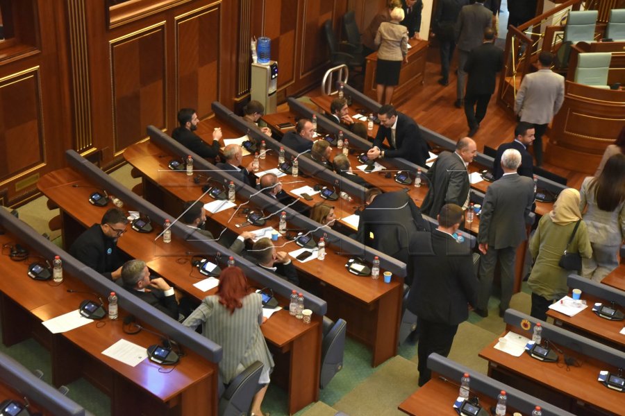 Pas mbylljes së seancës  deputetët e PDK së dhe Aleancës vazhdojnë të qëndrojnë në sallën e Kuvendit