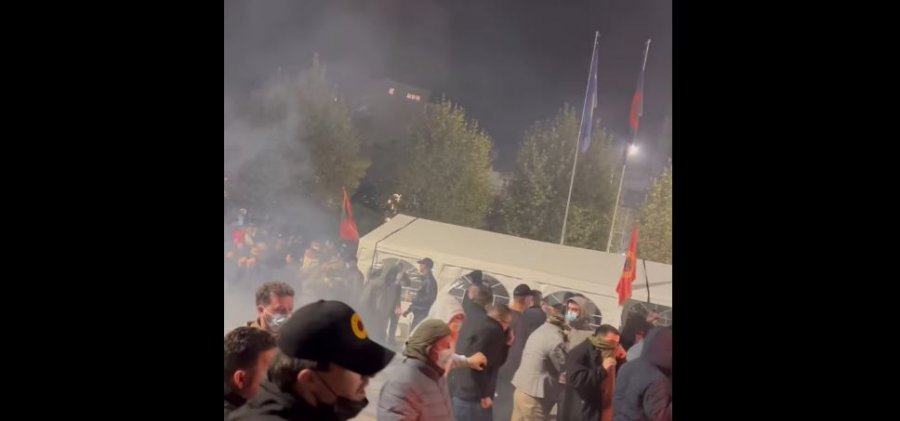 Policia përdorë gaz lotsjellës për t i shpërndarë protestuesit nga sheshi  video 