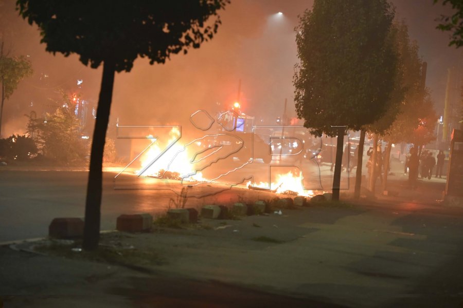 Tensionet vazhdojnë  përleshje mes protestuesve dhe Policisë para Kuvendit