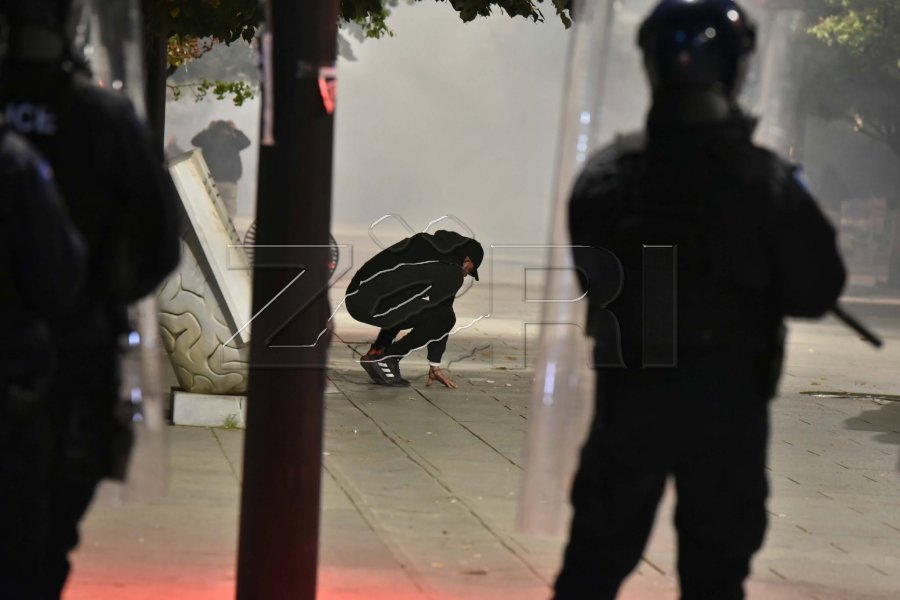 Policia largon protestuesit deri te sheshi “Zahir Pajaziti” [foto]