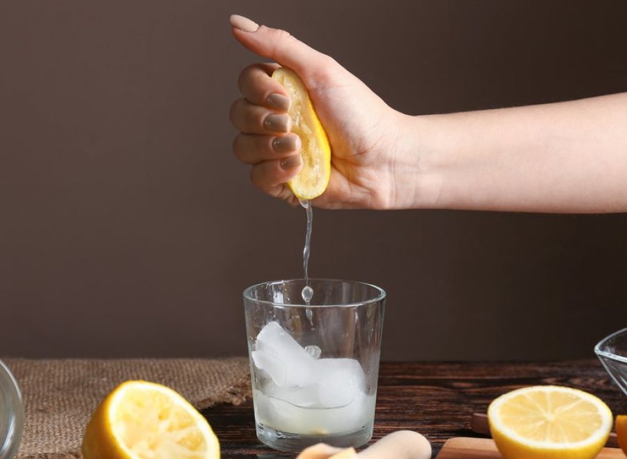 A e dini se çfarë ndodh nëse pini shumë ujë me limon 