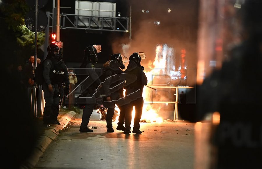 20 zyrtarë policorë të lënduar, tre protestues të arrestuar nga protesta e mbrëmshme