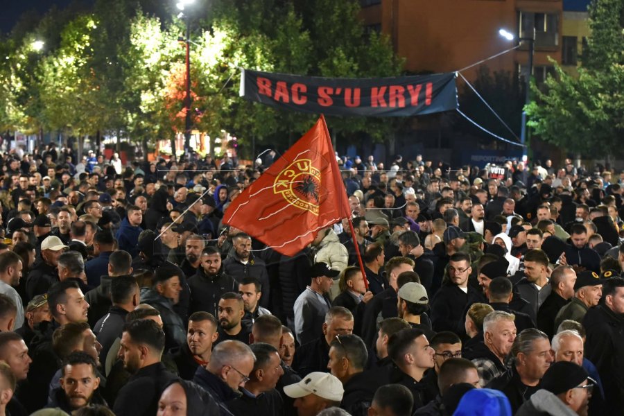 Rritet numri i protestuesve, protesta vazhdon në sheshin “Skënderbeu”
