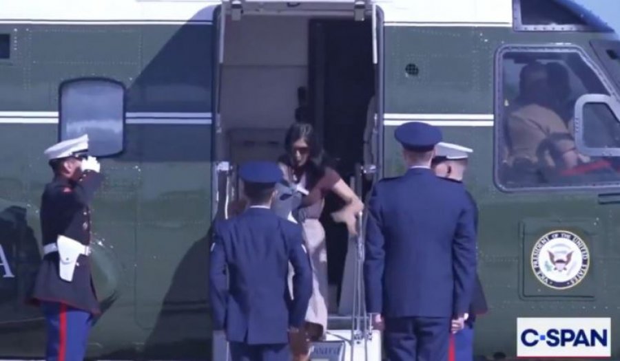 Zonja e dytë e SHBA-së pengohet teksa zbret nga helikopteri, mbante djalin 3-muajsh [video]