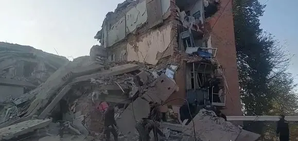 Zelensky: 18 persona humbën jetën nga raketa ruse që goditi një ndërtesë banimi