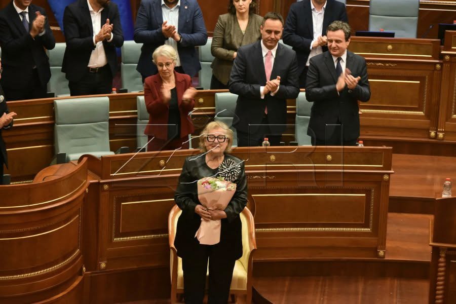 Ambasadori shqiptar në RMV uron Shiroka Pulën  Mbrëmë demokracia në Kosovë pati edhe votë  edhe zë