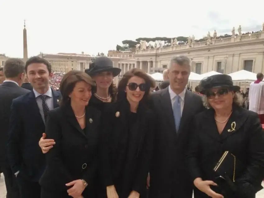 Çitaku ndan pamje nga viti 2014 në Vatikan, shfaqet krah tre presidentëve