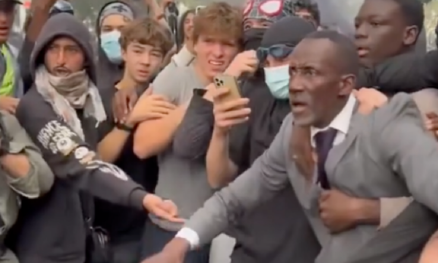 pershkallezohen-protestat-ne-france-sperkatet-me-gaz-lotsjelles-kryetari-i-bashkise-teksa-mbronte-studentet-video