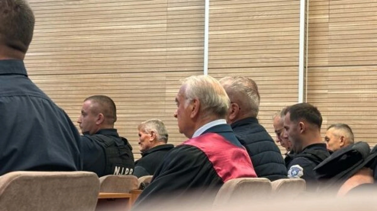 Dëshmitari në gjyqin për krimet e luftës në Gjilan: Me gjakun tim më vizatuan simbolet serbe në gjoks