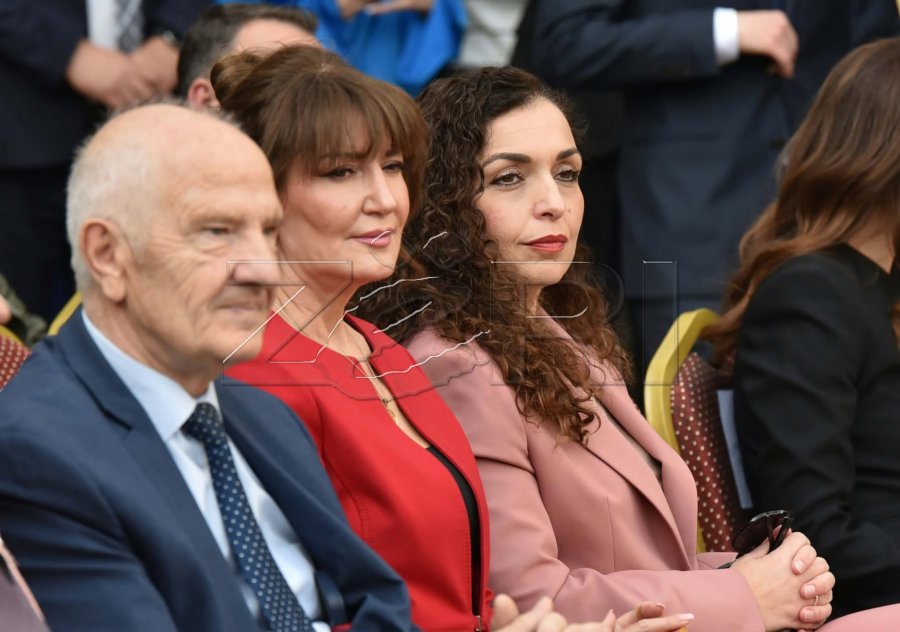 Ceremonia e inaugurimit të presidentes së Kosovës Justina Shiroka Pula  ish presidentë e personalitete të tjera arrijnë në Presidencë