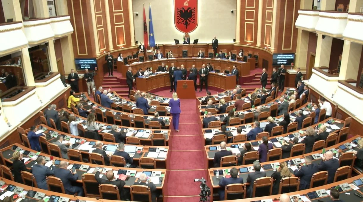Tensione edhe brenda sallës së Kuvendit në Shqipëri
