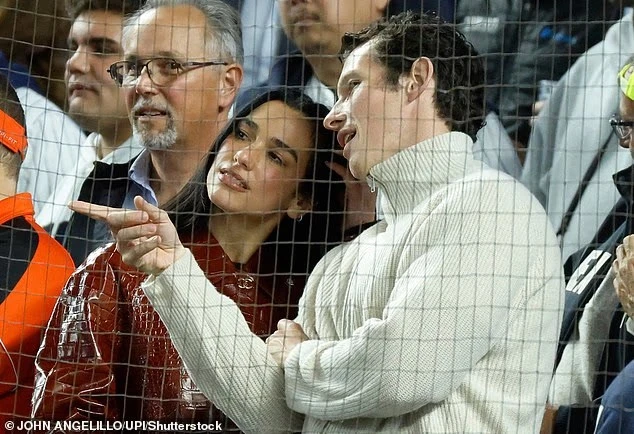 Dua Lipa dhe Callum Turner më të dashuruar se kurrë, shkëmbejnë puthje në buzë gjatë një ndeshje bejzbolli në SHBA