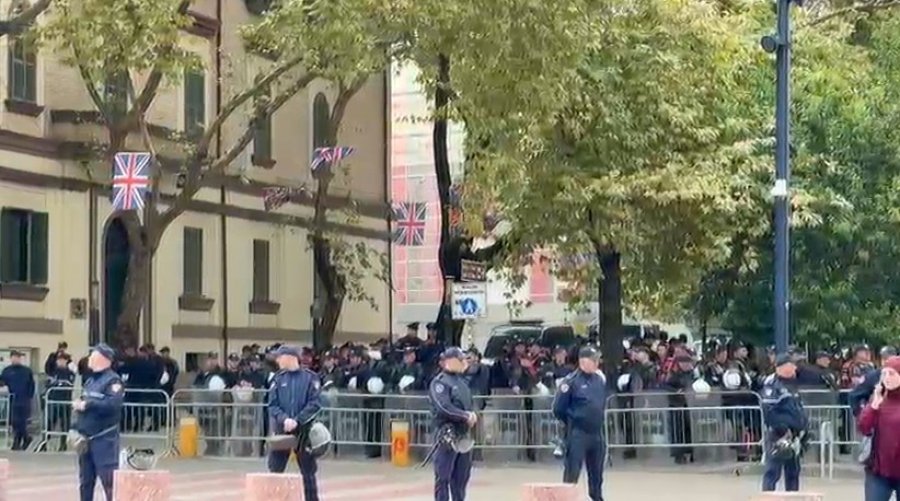 Protestë në Tiranë para Kuvendit  Policia ndryshon planin e masave të sigurisë