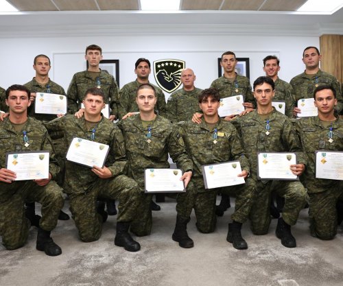 Fituan “Medaljen e Artë”, komandanti i FSK-së i dekoron pjesëtarët e ekipit
