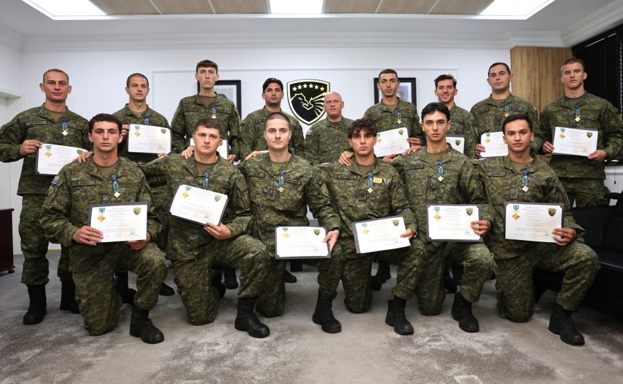 fituan-medaljen-e-arte-komandanti-i-fsk-se-i-dekoron-pjesetaret-e-ekipit