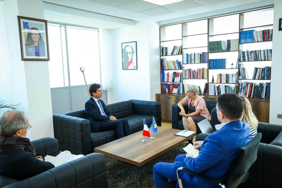 Gërvalla pret ambasadorin e ri francez  reforma në drejtësi në fokus të takimit