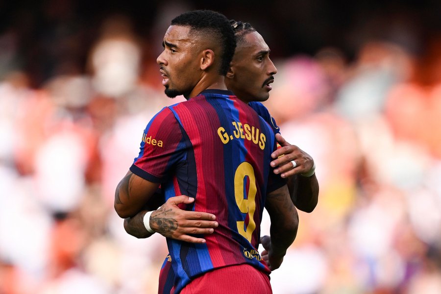 Flick lë në pushim Raphinhën, Gabriel Jesus pritet të marrë vendin e tij te Barcelona