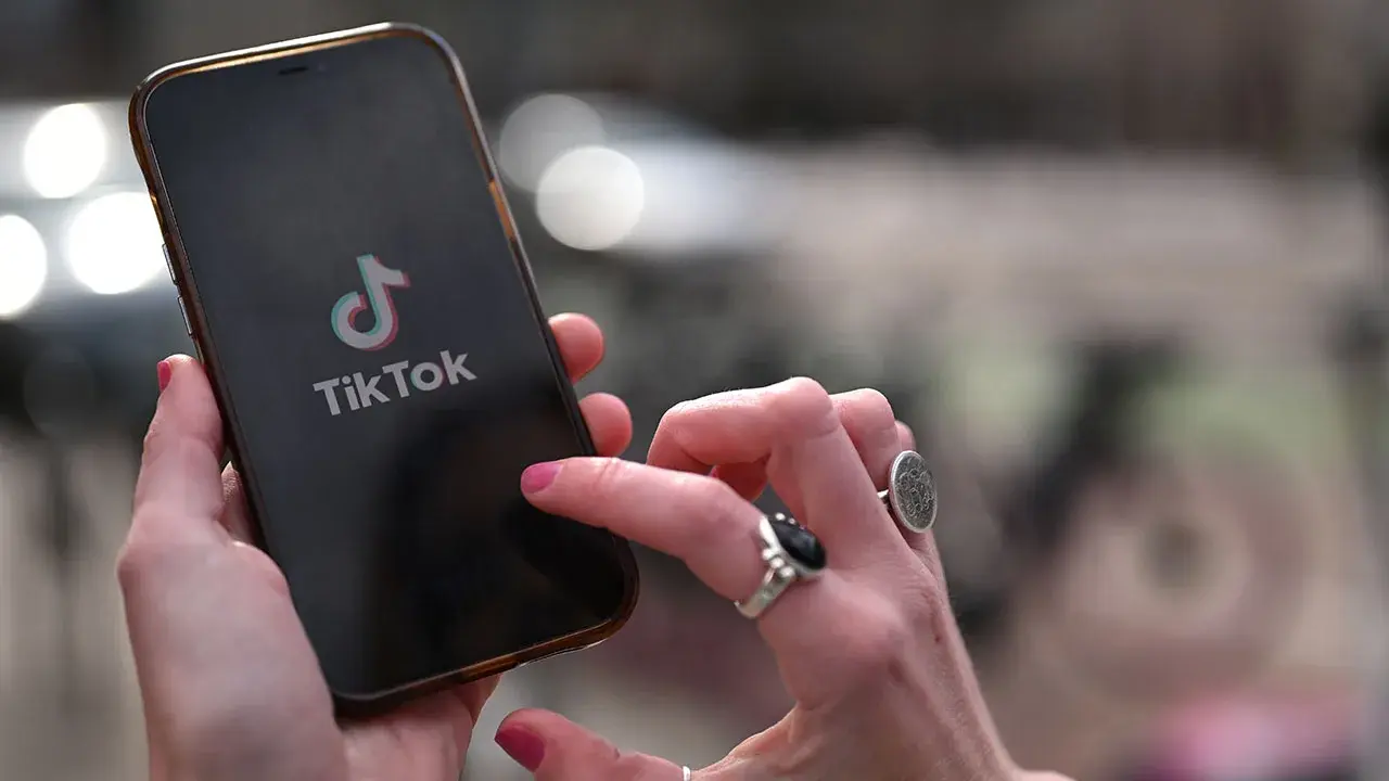 Tiranë: Fshihen videot intime të artistëve, nga TikTok hiqen 45 materiale