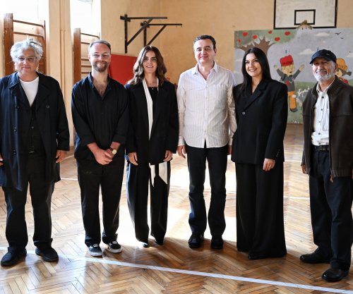 Kurti në hapjen e ekspozitës “Dancing with clouds” të Afrim Spahiut në Pejë