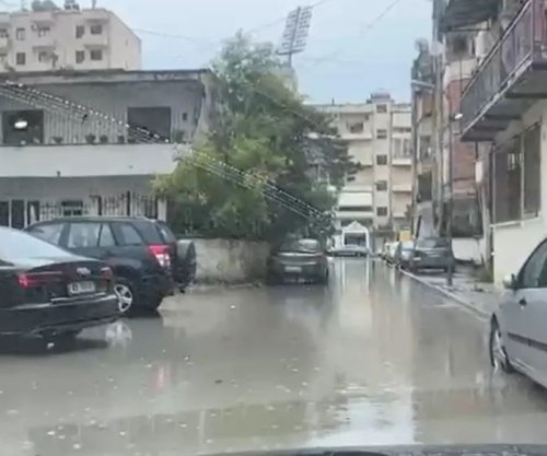 Reshjet e dendura të shiut përmbytin rrugët në Vlorë