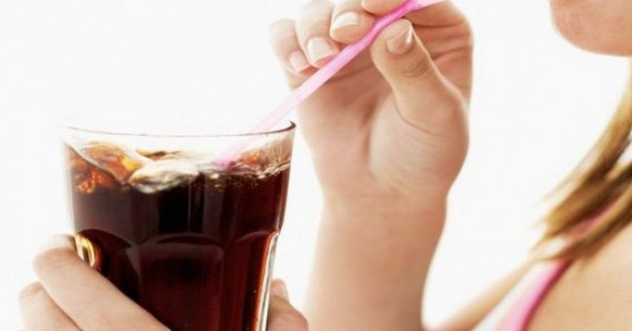 Si ta largoni vartësinë nga pijet e gazuara dhe dietale 