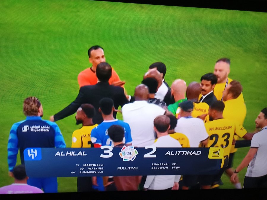 Kaos në fund të derbit Al Hilal   Al Ittihad  përplasje dhe ndërhyrje e sigurimit