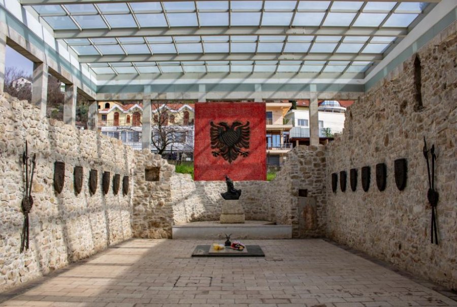 kater-itinerare-turistike-digjitale-ne-lezhe-nisma-synon-te-beje-me-te-njohura-pasurite-historike