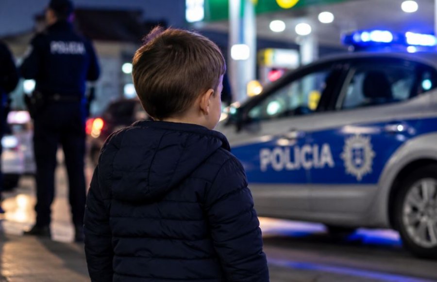 Gjendet i vetëm në rrugë një fëmijë rreth 4 vjeç në Ferizaj  kërkohen familjarët e tij