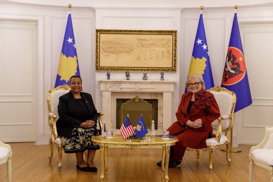 Ambasada Amerikane: Presim të punojmë me presidenten e re të Kosovës