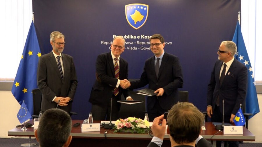 Kosova nënshkruan marrëveshje prej 41 milionë eurosh për pajisje mjekësore dhe infrastrukturë shëndetësore