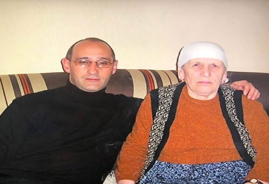 Foto e rrallë: Salih Mustafa krah nënës Limë, e ëma e heronjve Fahri dhe Bahri Fazliu