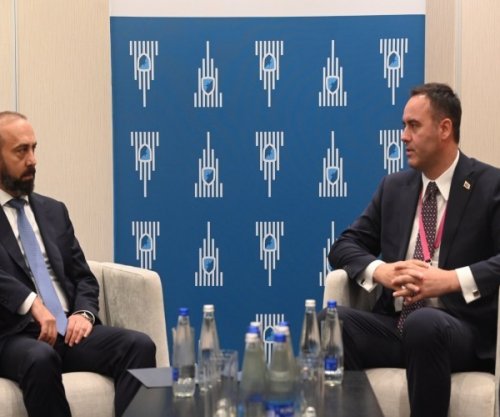 Konjufca takohet me ministrin e Jashtëm të Armenisë në Forumin e Varshavës