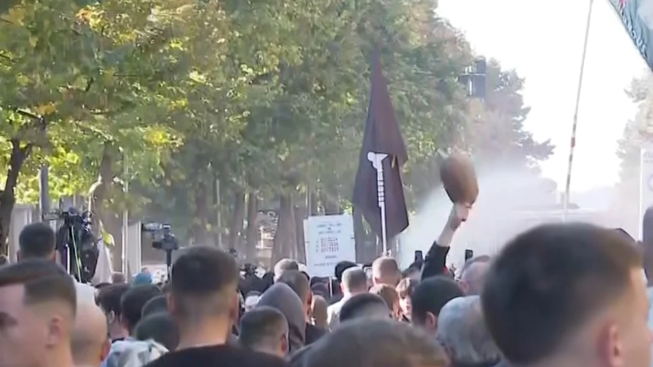 Përplasje fizike mes policëve dhe protestuesve te Ministria e Arsimit, shoqërohen në Polici disa persona [video]