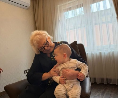 Presidentja Shiroka-Pula viziton familjen e Jakup Krasniqit, fotografohet me nipin e tij, Gegën