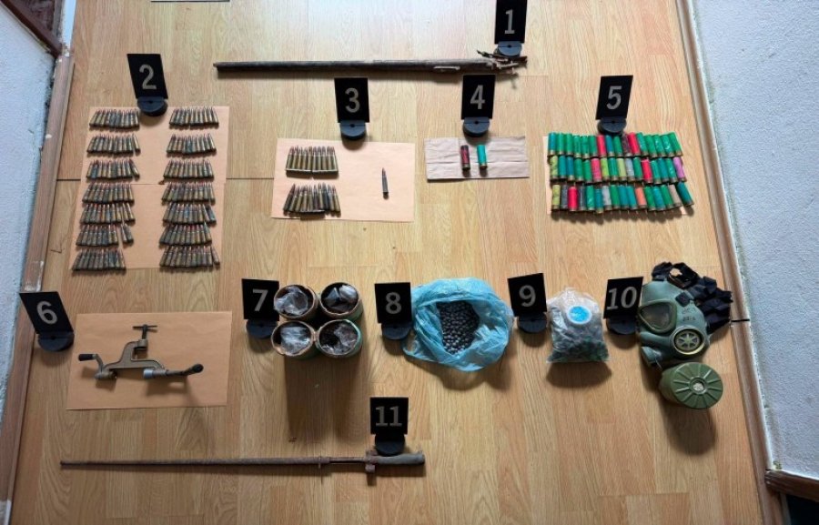 Policia gjen pistoletë, granata dore dhe mijëra fishekë në dy lokacione në veri