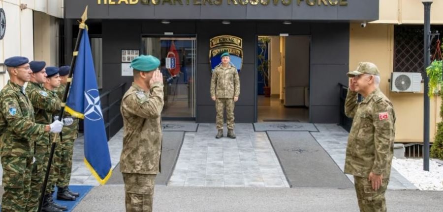 Komandanti i KFOR-it takohet me gjeneralin turk, diskutojnë për sigurinë në Kosovë dhe rajon