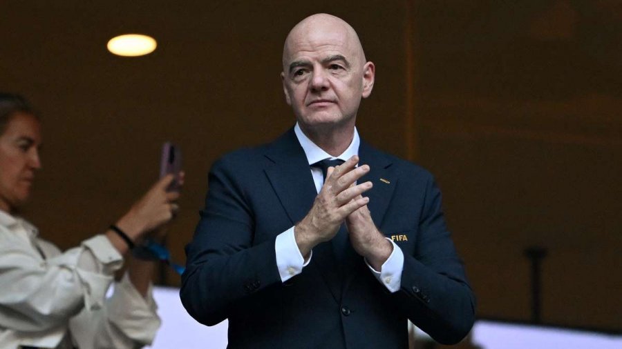 FIFA reagon zyrtarisht për skandalin e pagës së fshehtë të Infantinos