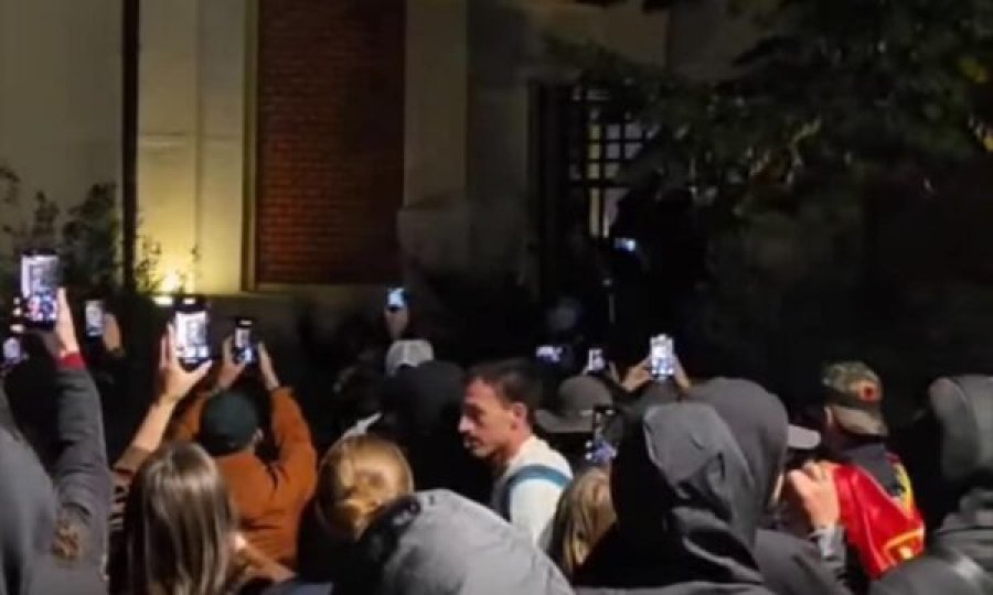 Protestuesit zhvendosen te bashkia e Tiranës, raportohet se kanë thyer dyert e objektit dhe janë futur brenda