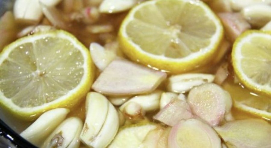 Hudhër me limon për të pastruar rrënjësisht enët e gjakut