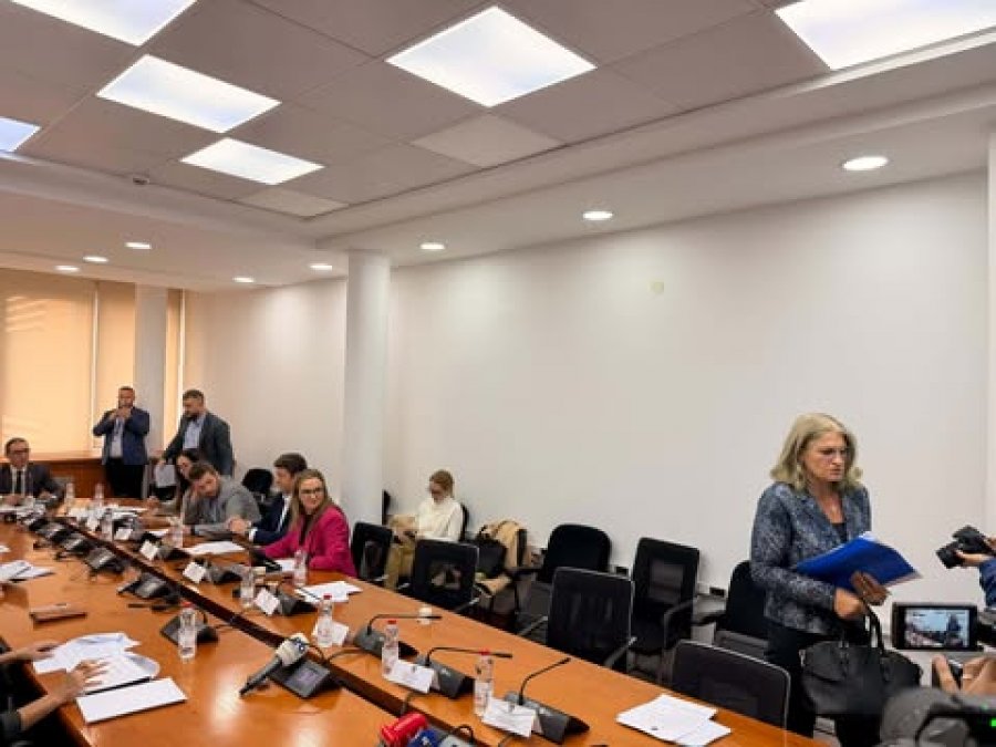 Përplasje mes deputetëve në Komisionin për Buxhet, deputetët e PDK-së dhe Aleancës lëshojnë mbledhjen
