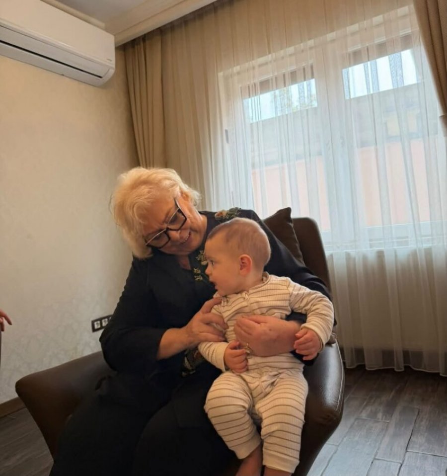 Presidentja Shiroka-Pula viziton familjen e Jakup Krasniqit, fotografohet me nipin e tij, Gegën