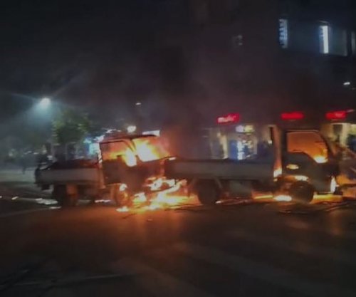 Tensione në Tiranë, digjen veturat e Bashkisë