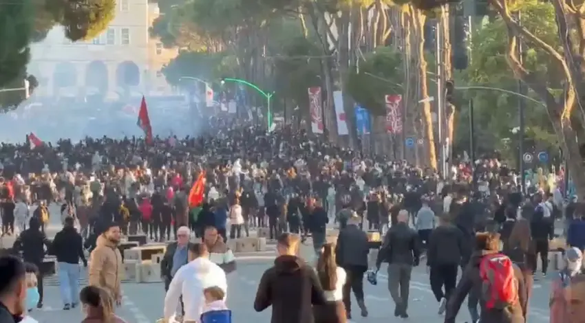 Dita e dytë e protestavë në Tiranë, përplasje e tensione para institucioneve shqiptare