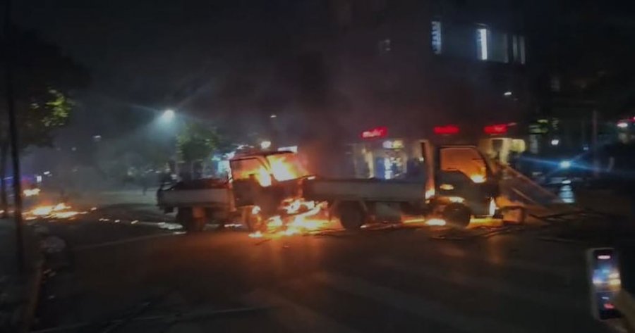 Tensione në Tiranë, digjen veturat e Bashkisë
