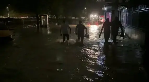 Stambolli nën ujë si pasojë e reshjeve të dendura  situatë e vështirë në shumë lagje