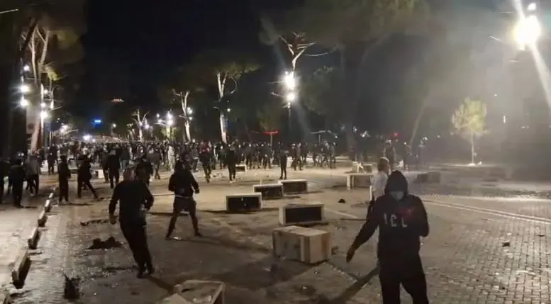 29 persona të lënduar, prej tyre 23 policë po trajtohen në Spitalin e Traumës në Tiranë